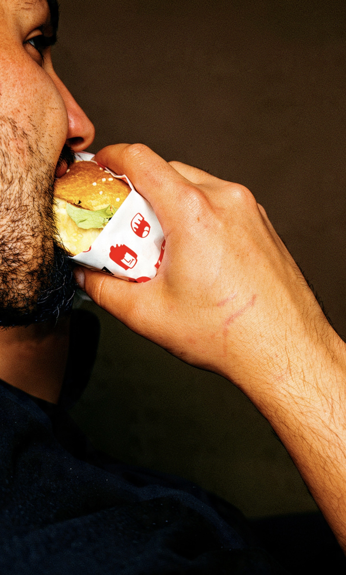 Gost jede bite me! burger u brendiranom papiru