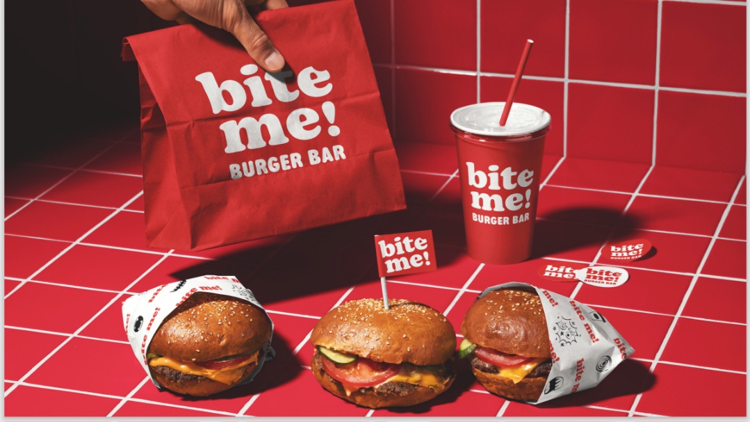 bite me! burgeri, vrećica i piće na crvenim pločicama